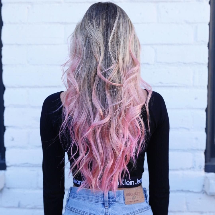 Розовые кончики волос