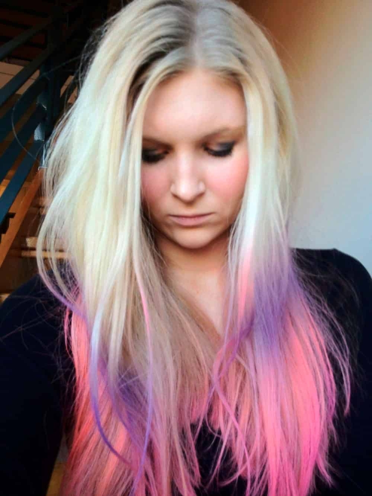 Блондинка с яркими прядями