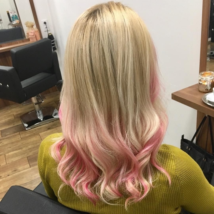 Блонд с розовыми прядями