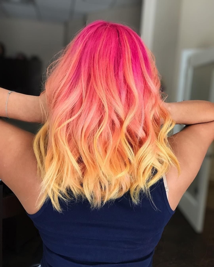 Розовые кончики волос