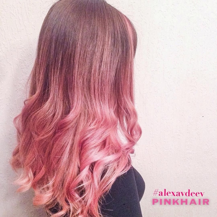 Коричневые волосы с розовыми кончиками