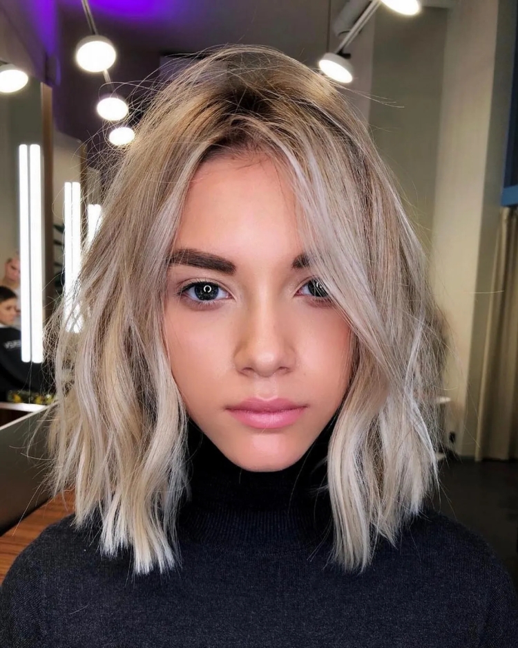Пепельные волосы каре по плечи