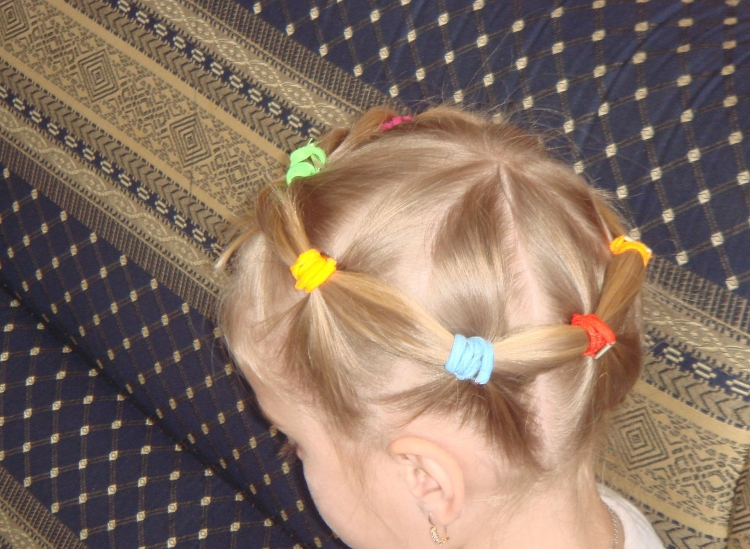 Причёски с резиночками на короткие волосы для девочек 2