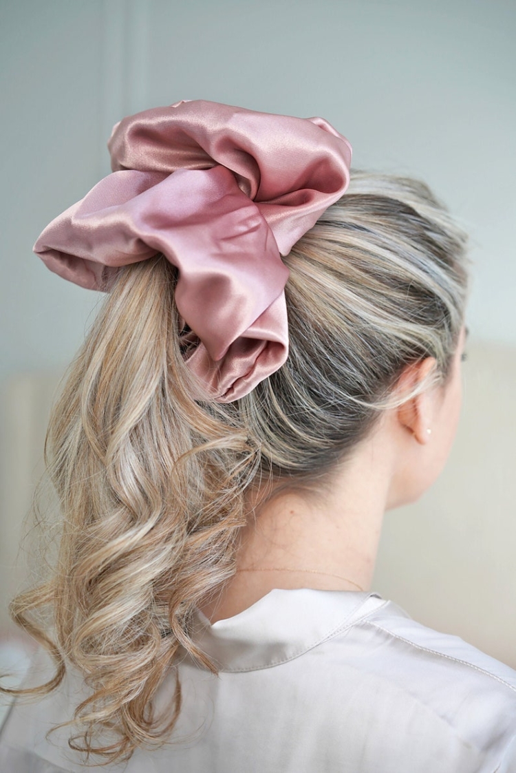 Прически с шелковыми резинками