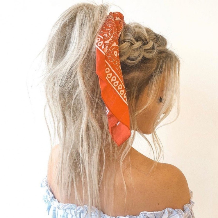 Коса с платком на голове