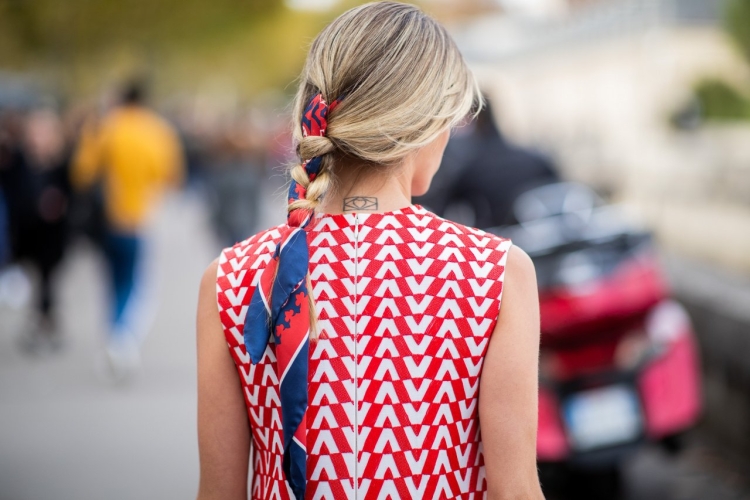 Коса с платком