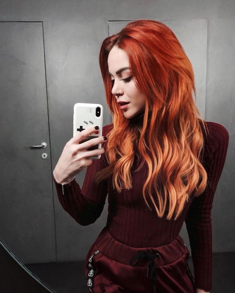 Бордовое платье с рыжими волосами