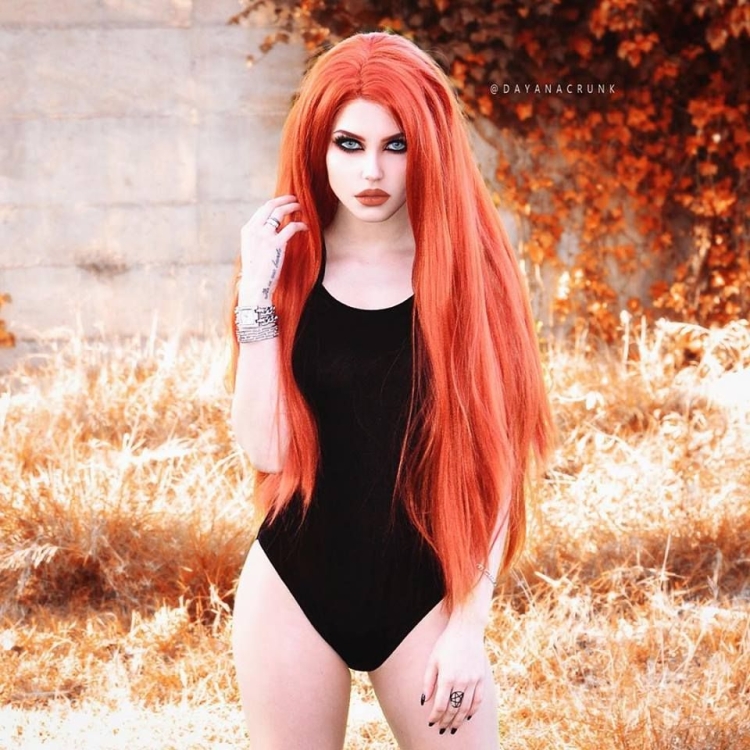 Dayana Crunk с красными волосами