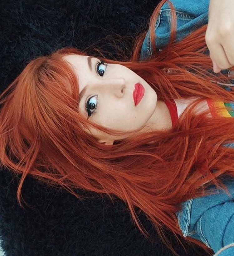 Девушка с огненно рыжими волосами