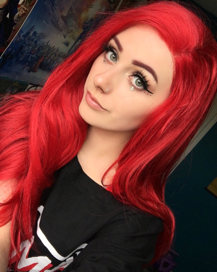 Скарлет Тейлор с красными волосами