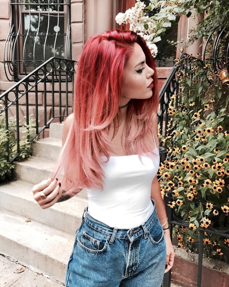 Рыжие волосы с розовыми прядями