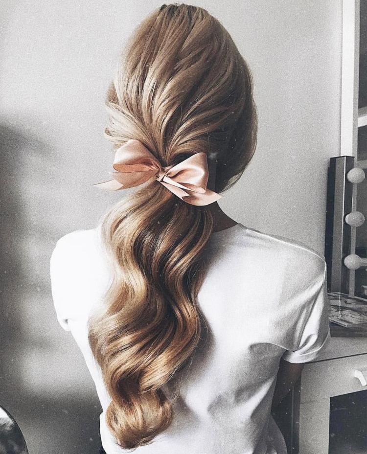 Бархатный бант для волос