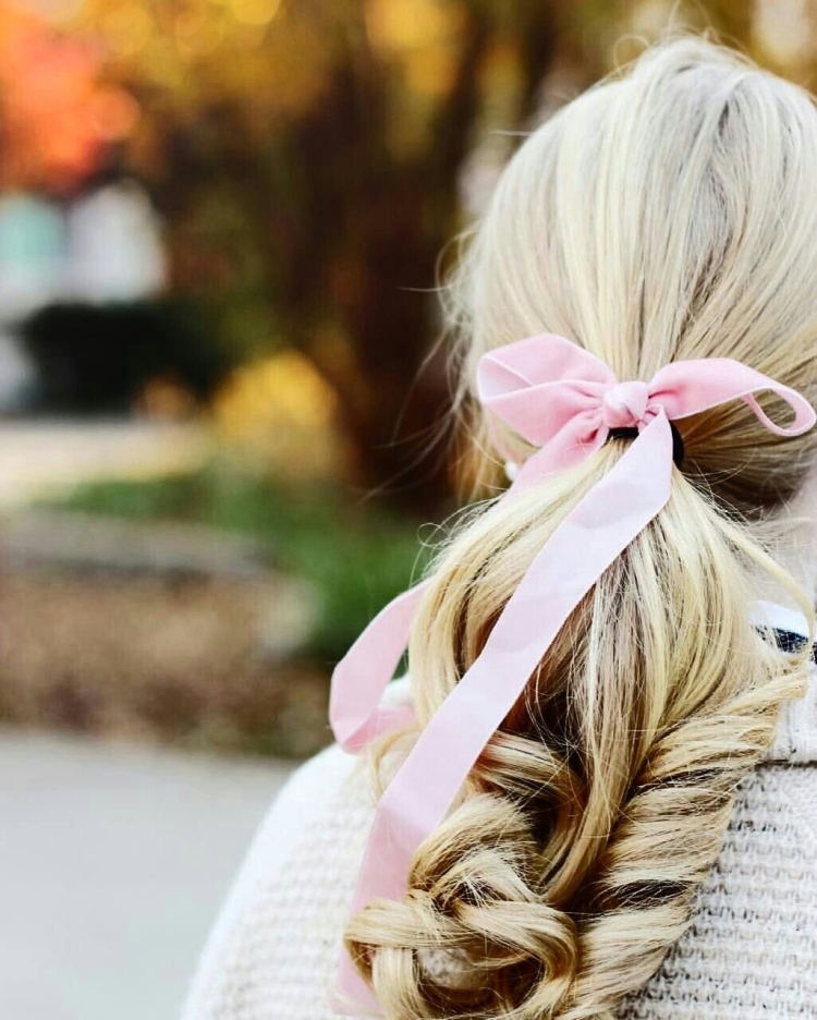 Прическа с бантиками на короткие волосы