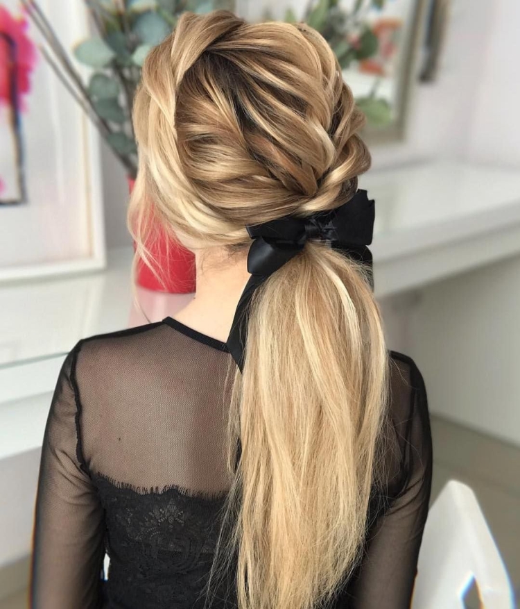 Волнистые волосы с бантом