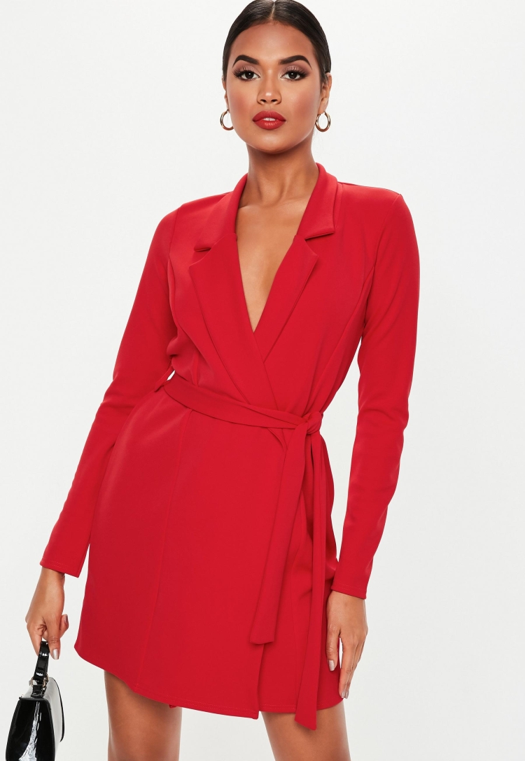 Красное платье под черный пиджак