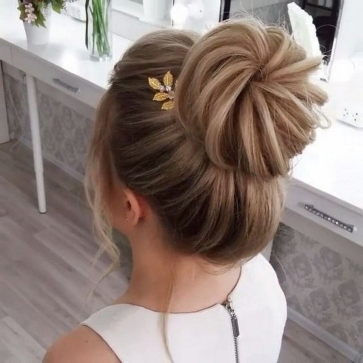 Прическа пучок с бубликом