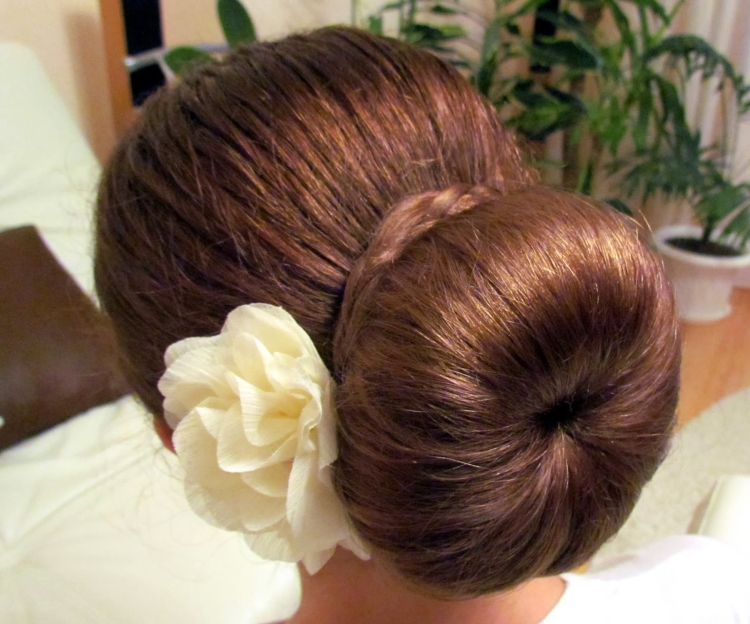 Прическа с валиком для девочки