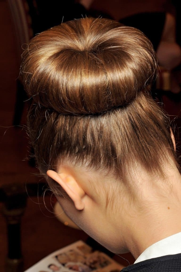 Пучок с бубликом на длинные волосы