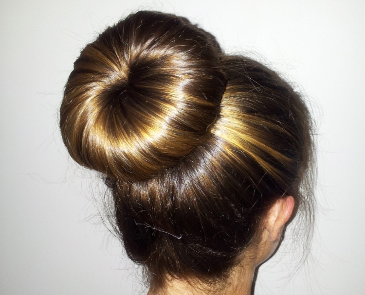 Кичка прическа с бубликом