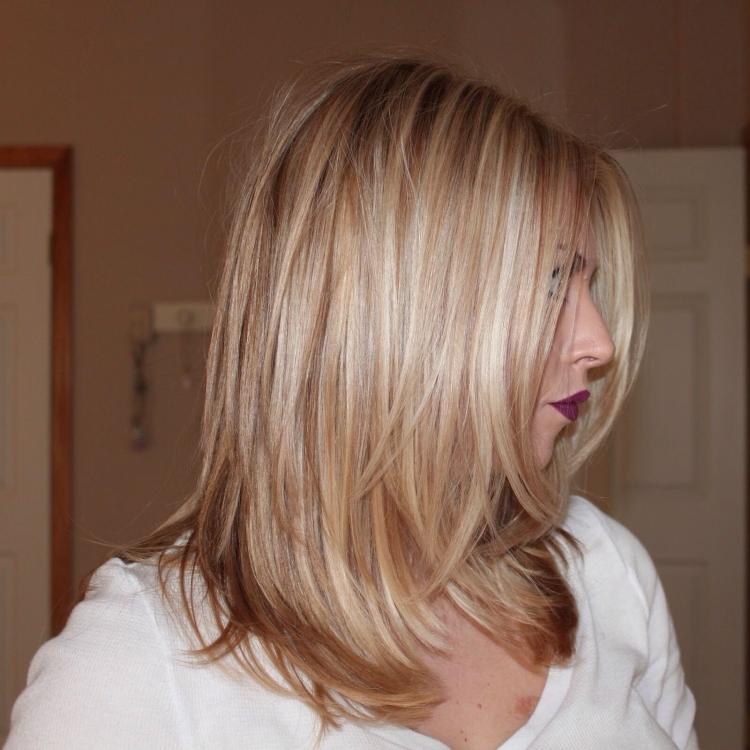 Блондинка волосы до плеч