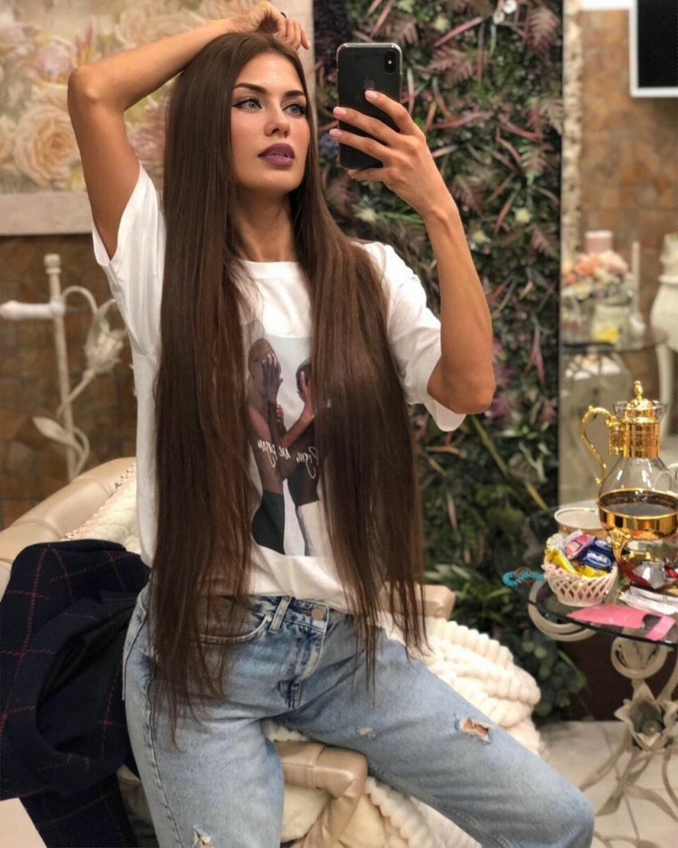 Блондинка с папкой длинные волосы