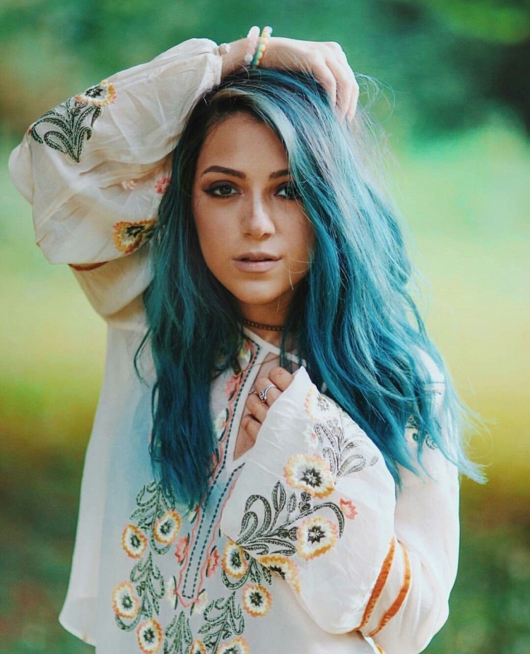 Певица с синими волосами русская
