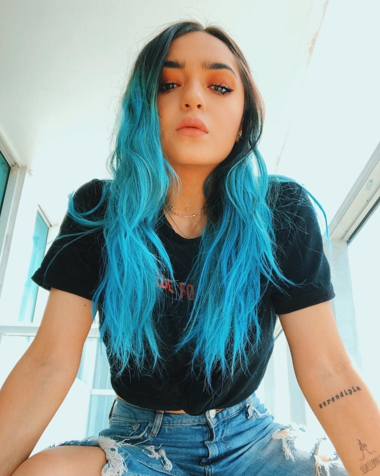 Миа Бойко синие волосы