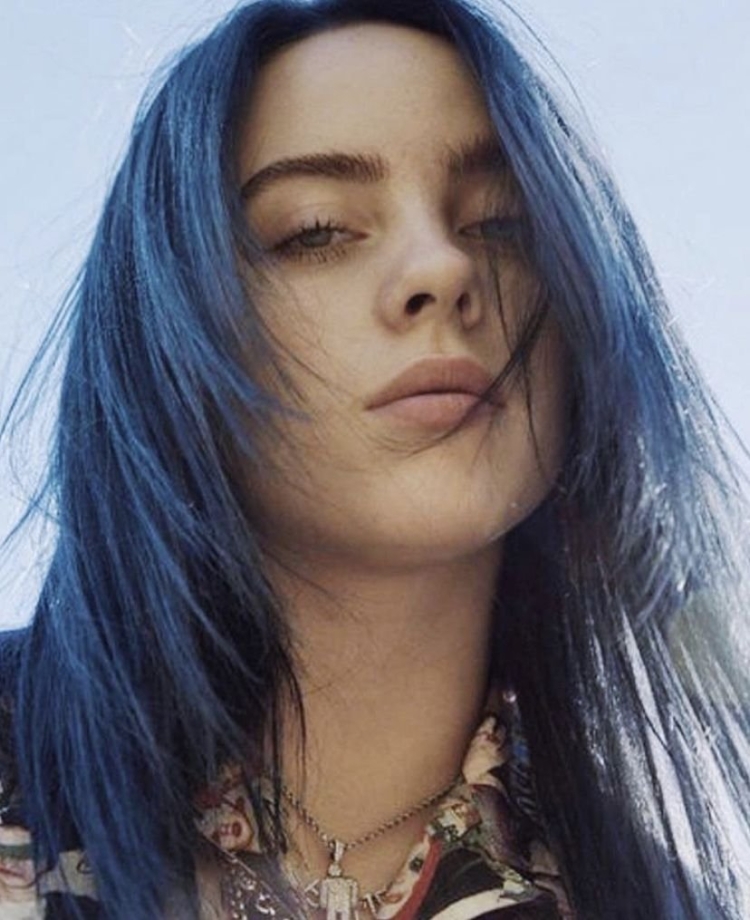 Билли Айлиш с голубыми волосами