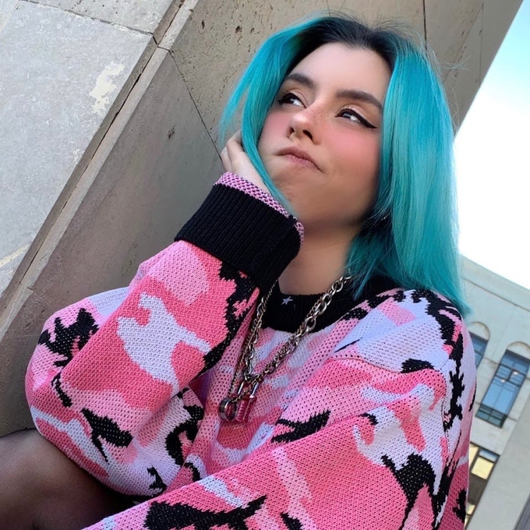 Дора певица