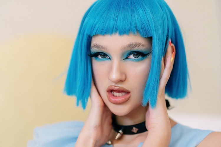 Лиза Анохина в парике