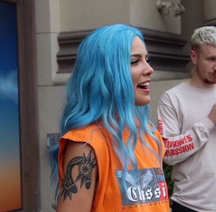 Холзи с голубыми волосами