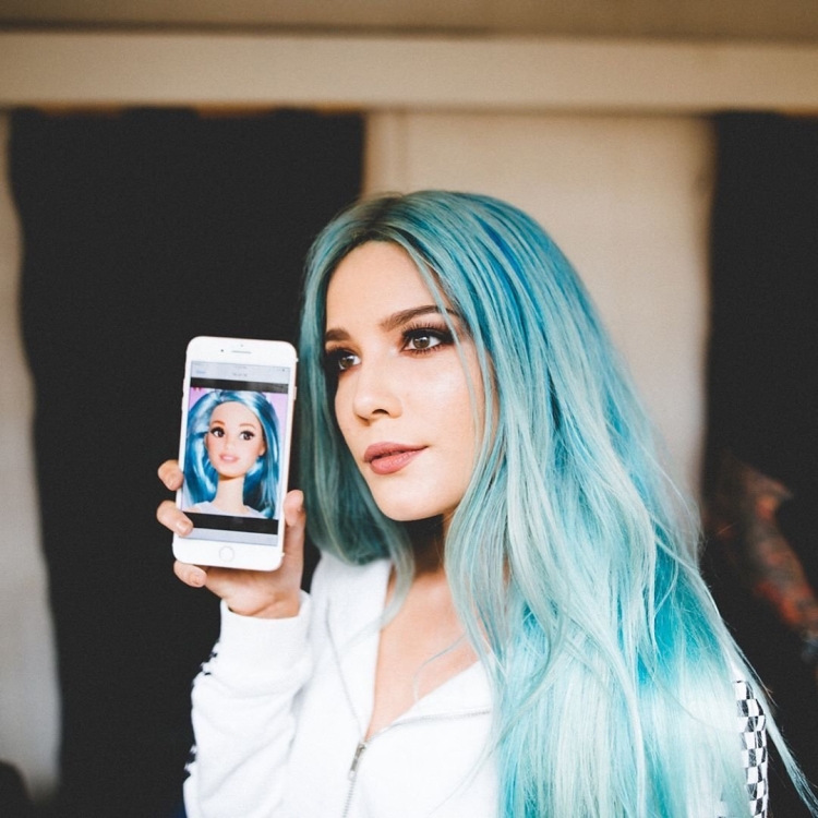 Холзи с голубыми волосами