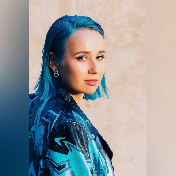 Клава Кока с синими волосами