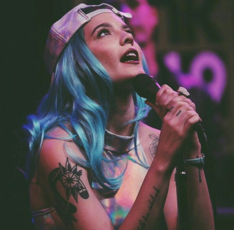 Холзи американская певица