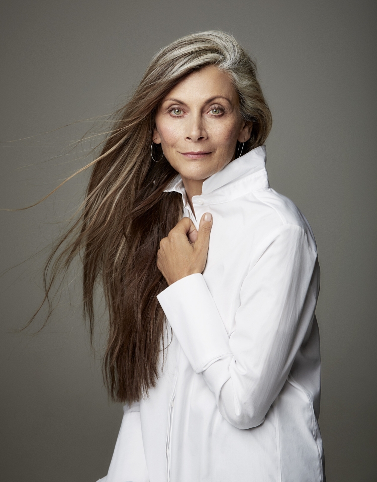 Женщина с седыми прядями