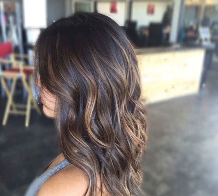 Темные блики на темных волосах