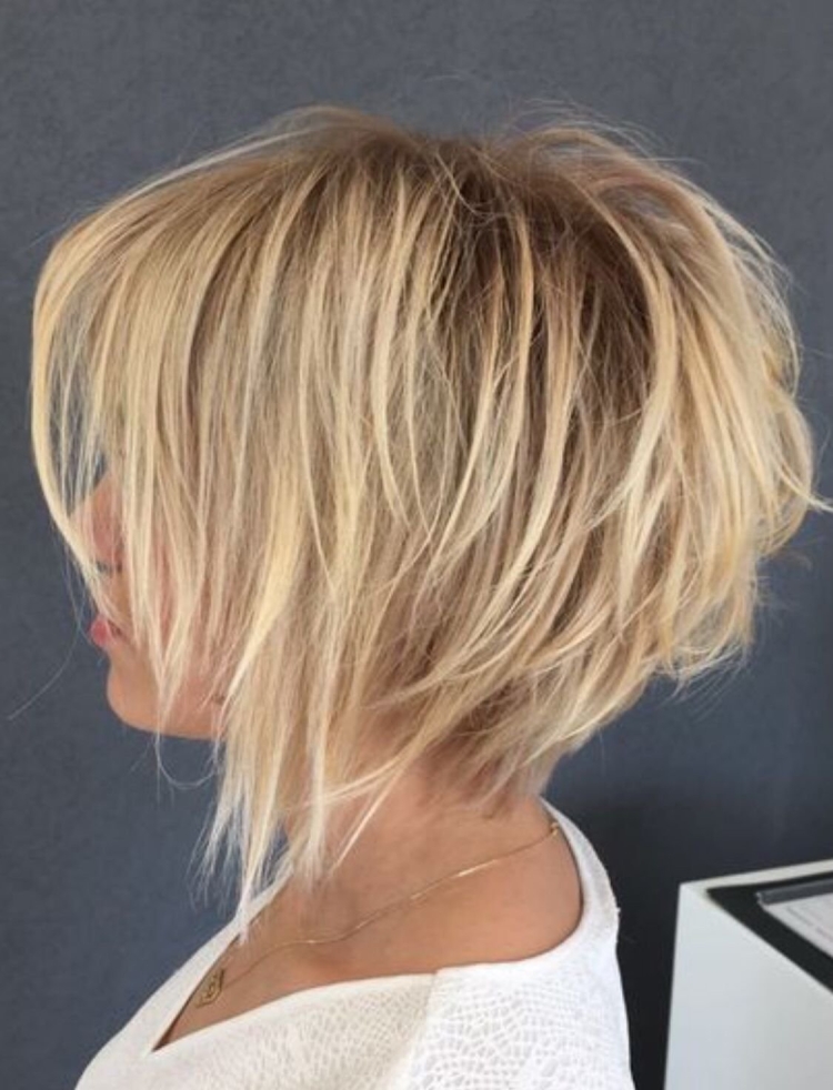 Боб градуированный на средние редкие волосы