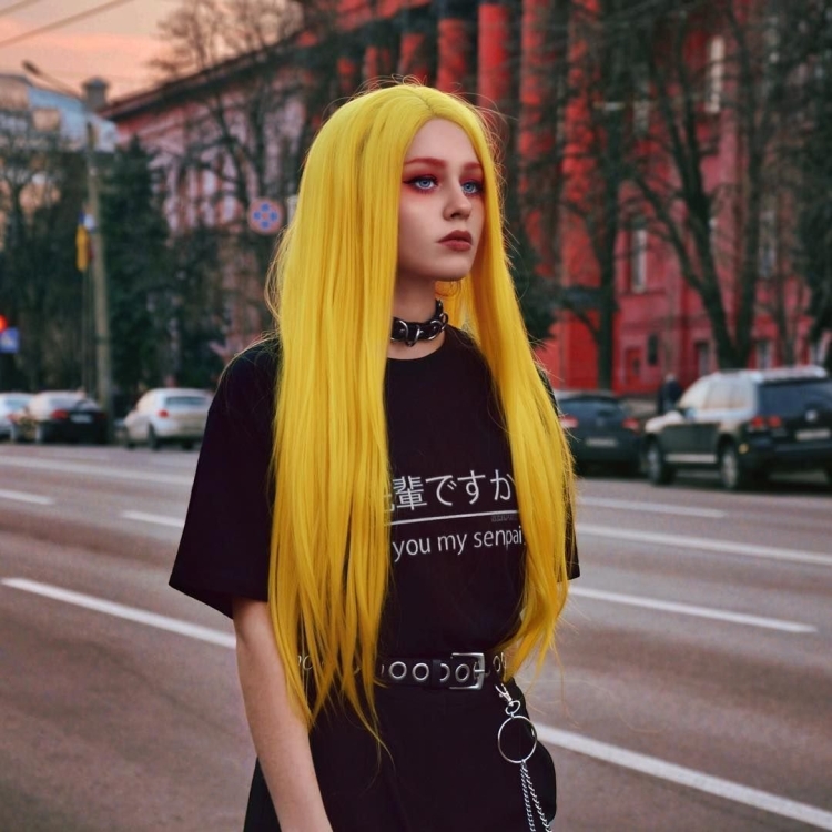 Девушка с желтыми волосами