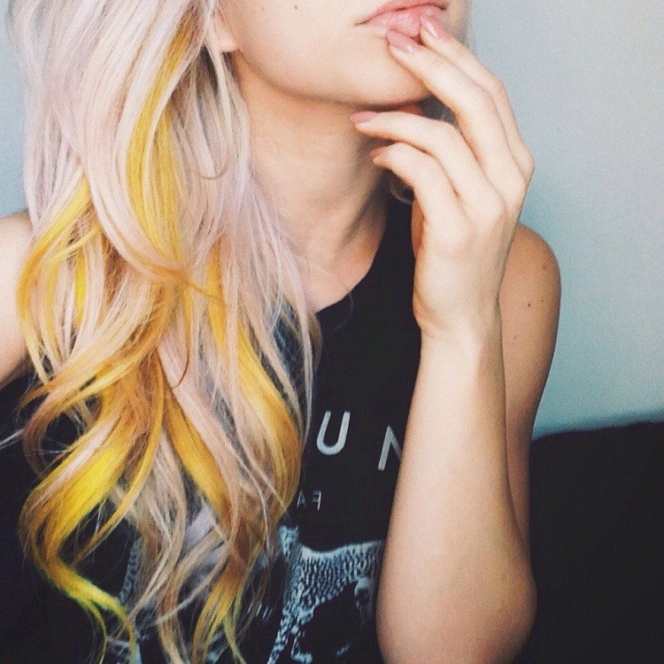 Блондинка с цветными волосами