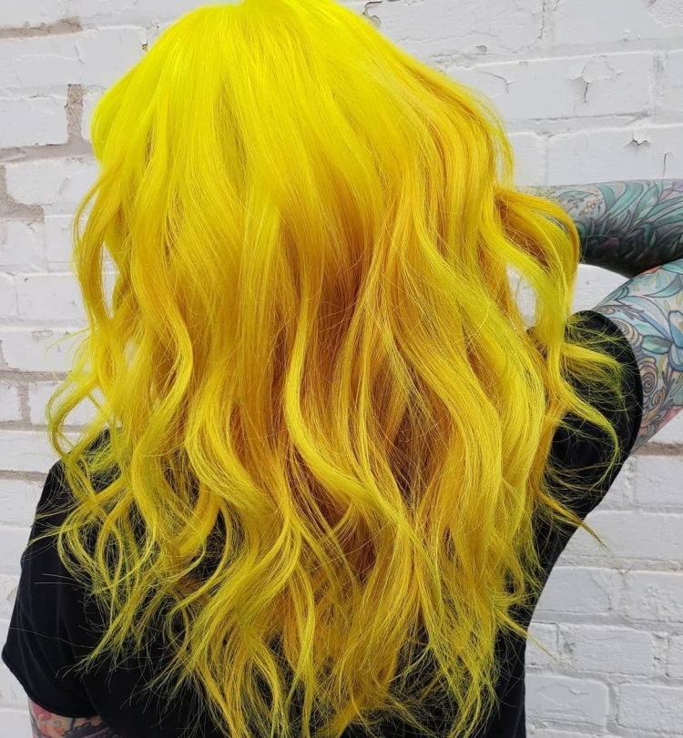 Ярко желтые волосы