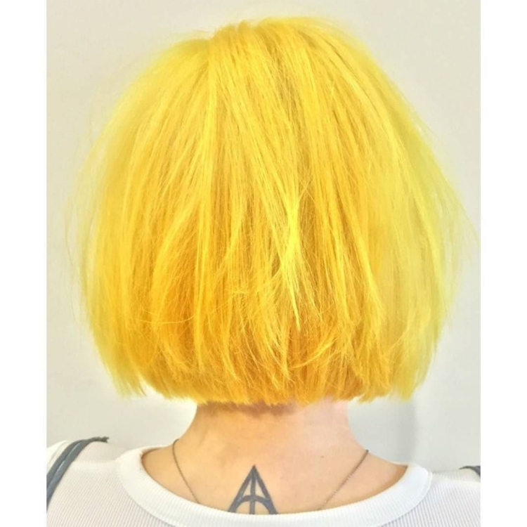 Короткие волосыжëлтые