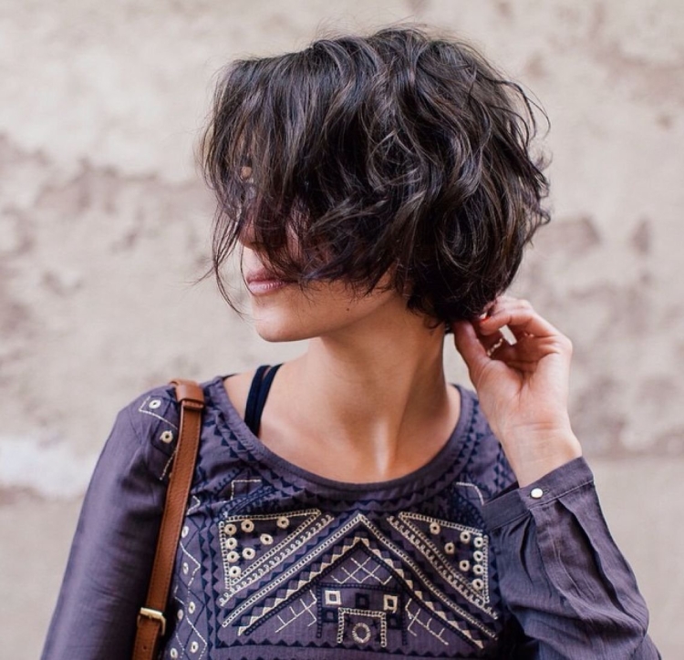 Кудрявый градуированный Боб