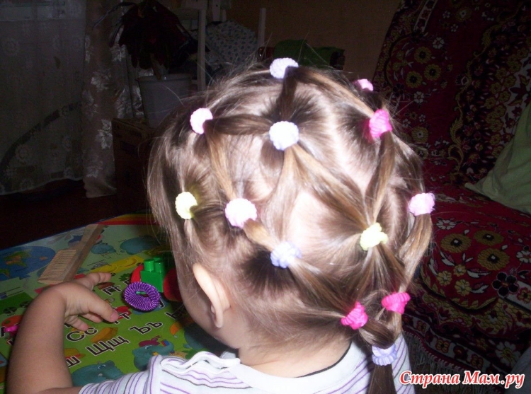 Прическа из маленьких крабиков для девочки
