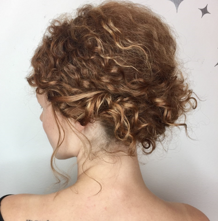 Прически из кудрявых волос