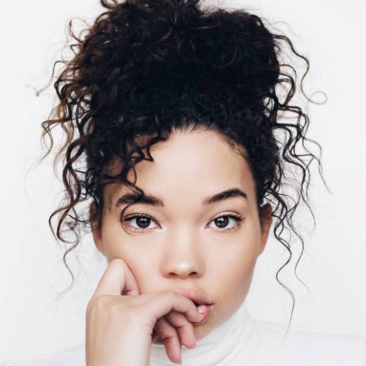 Кудрявая девушка