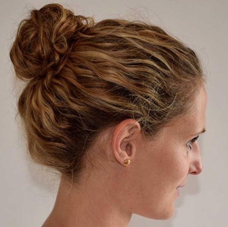 Пучок из волнистых волос