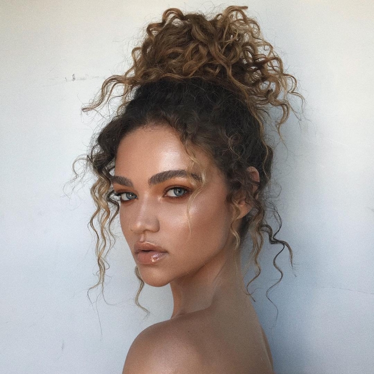 Пучок на кудрявые волосы