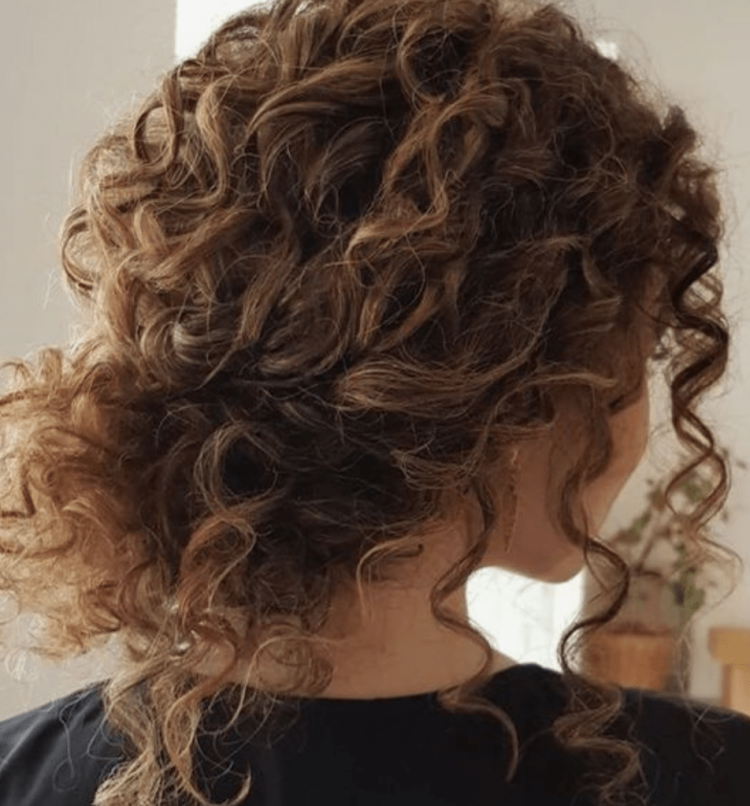 Прическа пучок на волнистые волосы