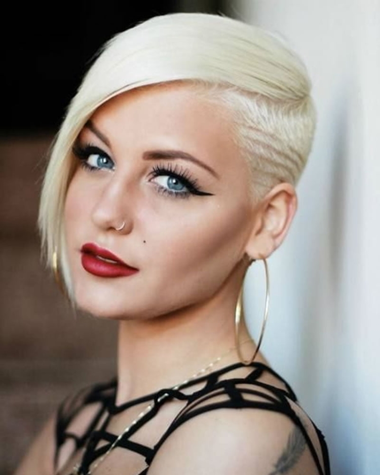 Прическа со сбритым виском