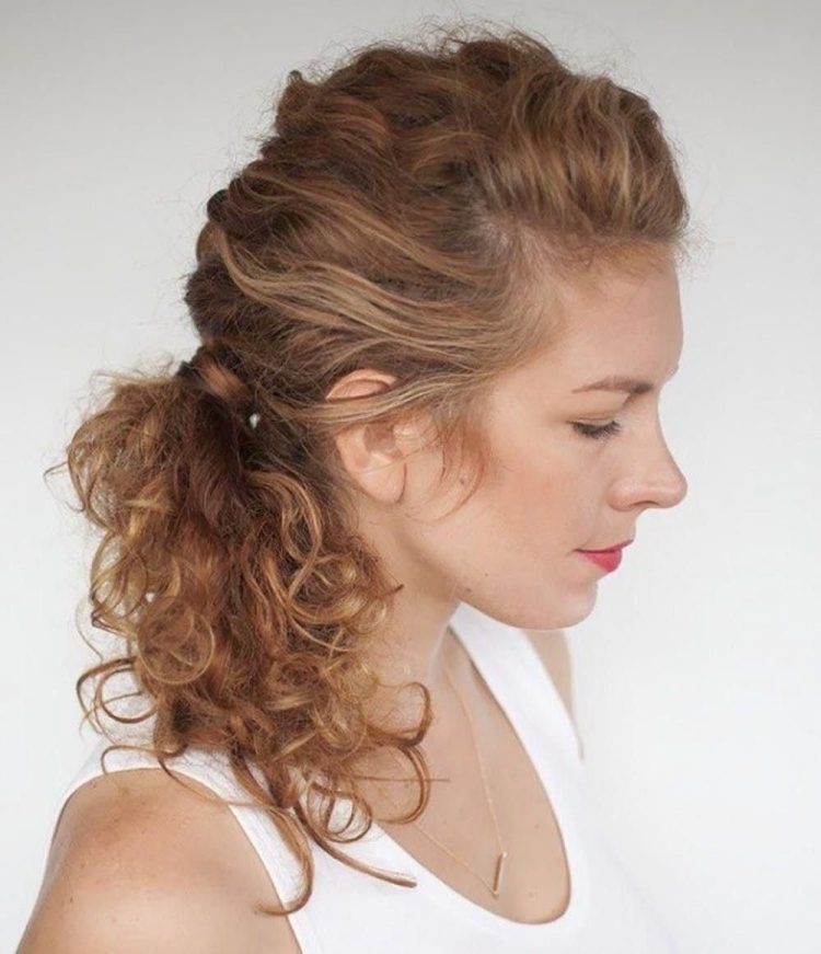 Небрежная прическа на кудрявые волосы